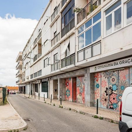 Stroll To Coffee Shops Near A Renovated Hillside Apartment In Graca Lissabon Exterior foto