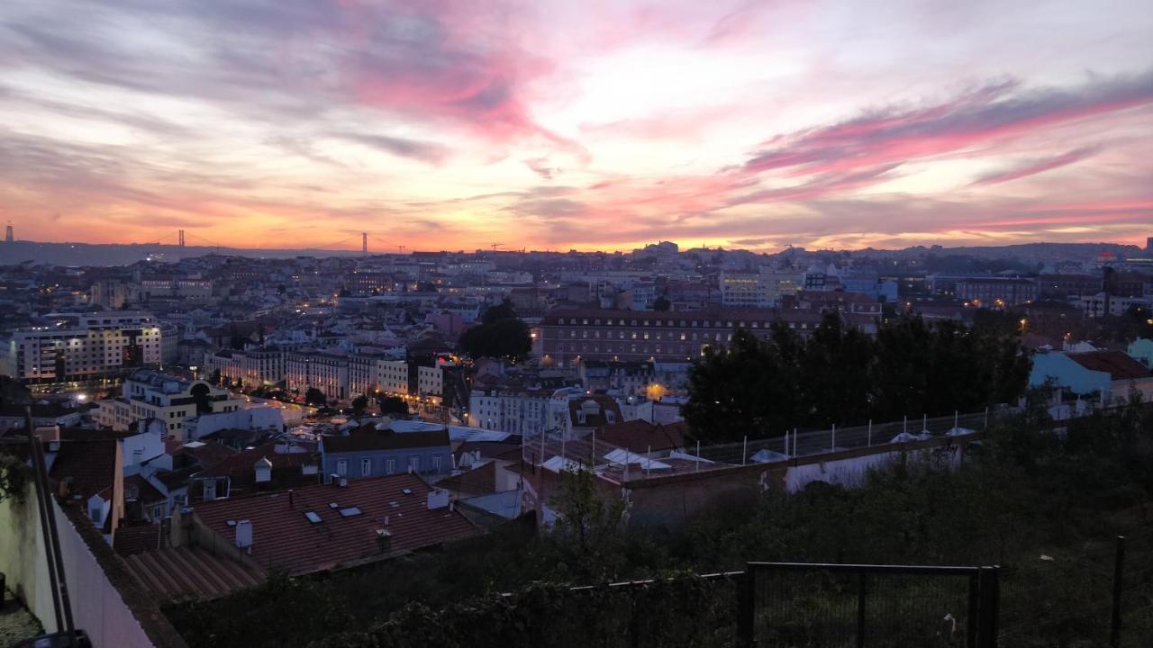 Stroll To Coffee Shops Near A Renovated Hillside Apartment In Graca Lissabon Exterior foto