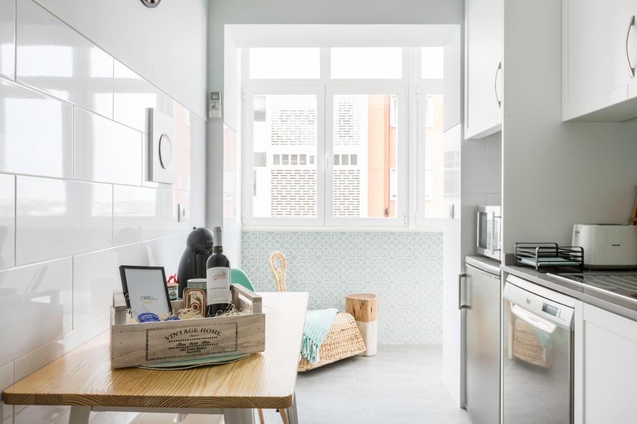 Stroll To Coffee Shops Near A Renovated Hillside Apartment In Graca Lissabon Exterior foto