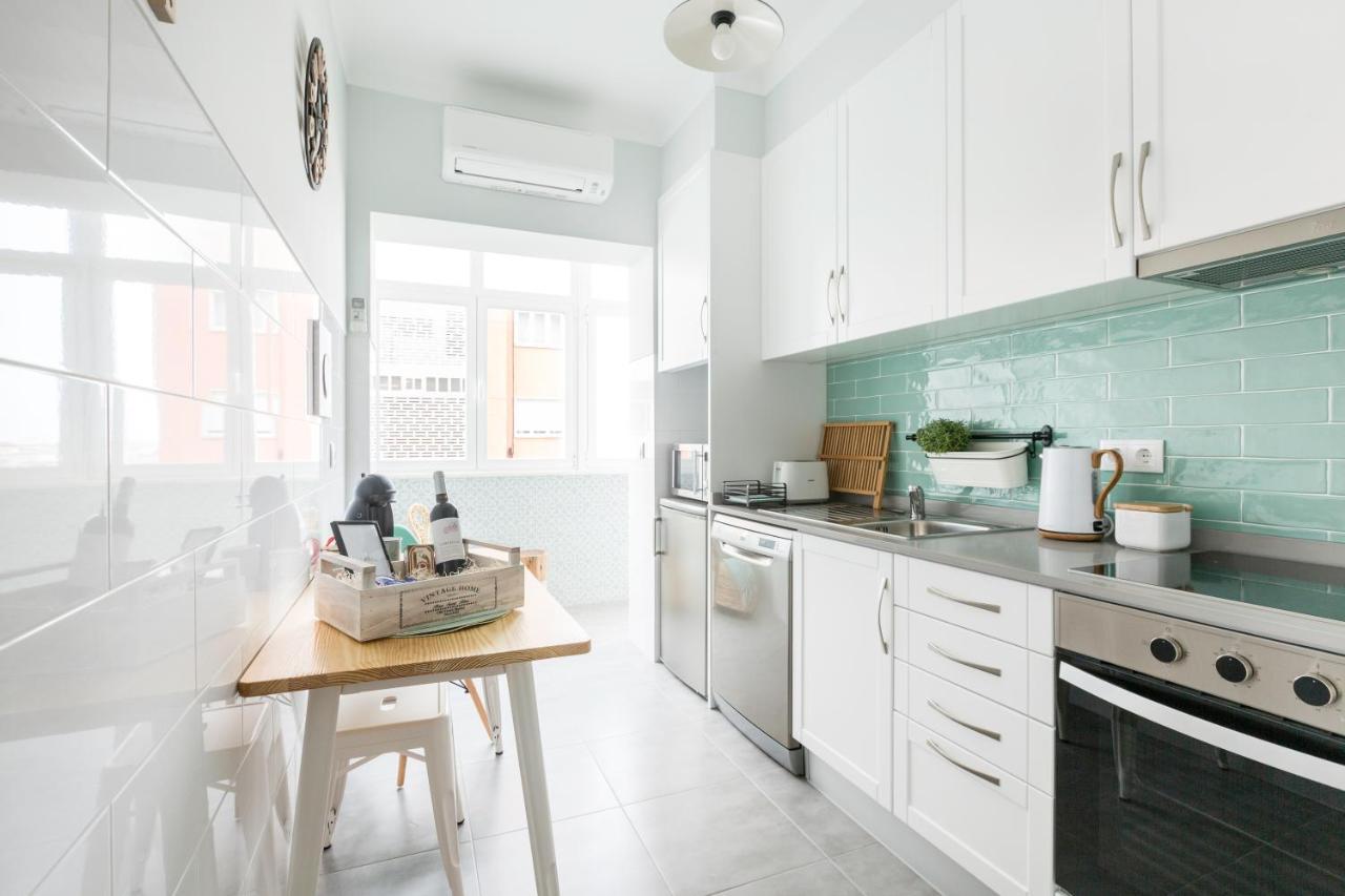 Stroll To Coffee Shops Near A Renovated Hillside Apartment In Graca Lissabon Exterior foto