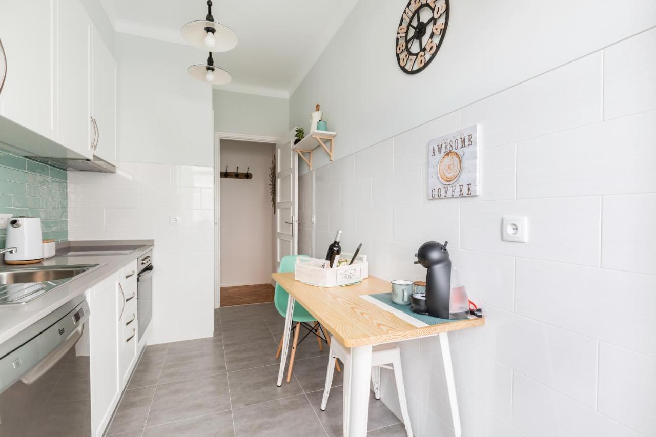 Stroll To Coffee Shops Near A Renovated Hillside Apartment In Graca Lissabon Exterior foto
