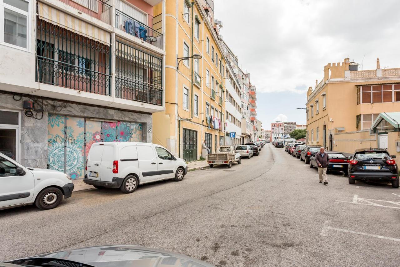 Stroll To Coffee Shops Near A Renovated Hillside Apartment In Graca Lissabon Exterior foto