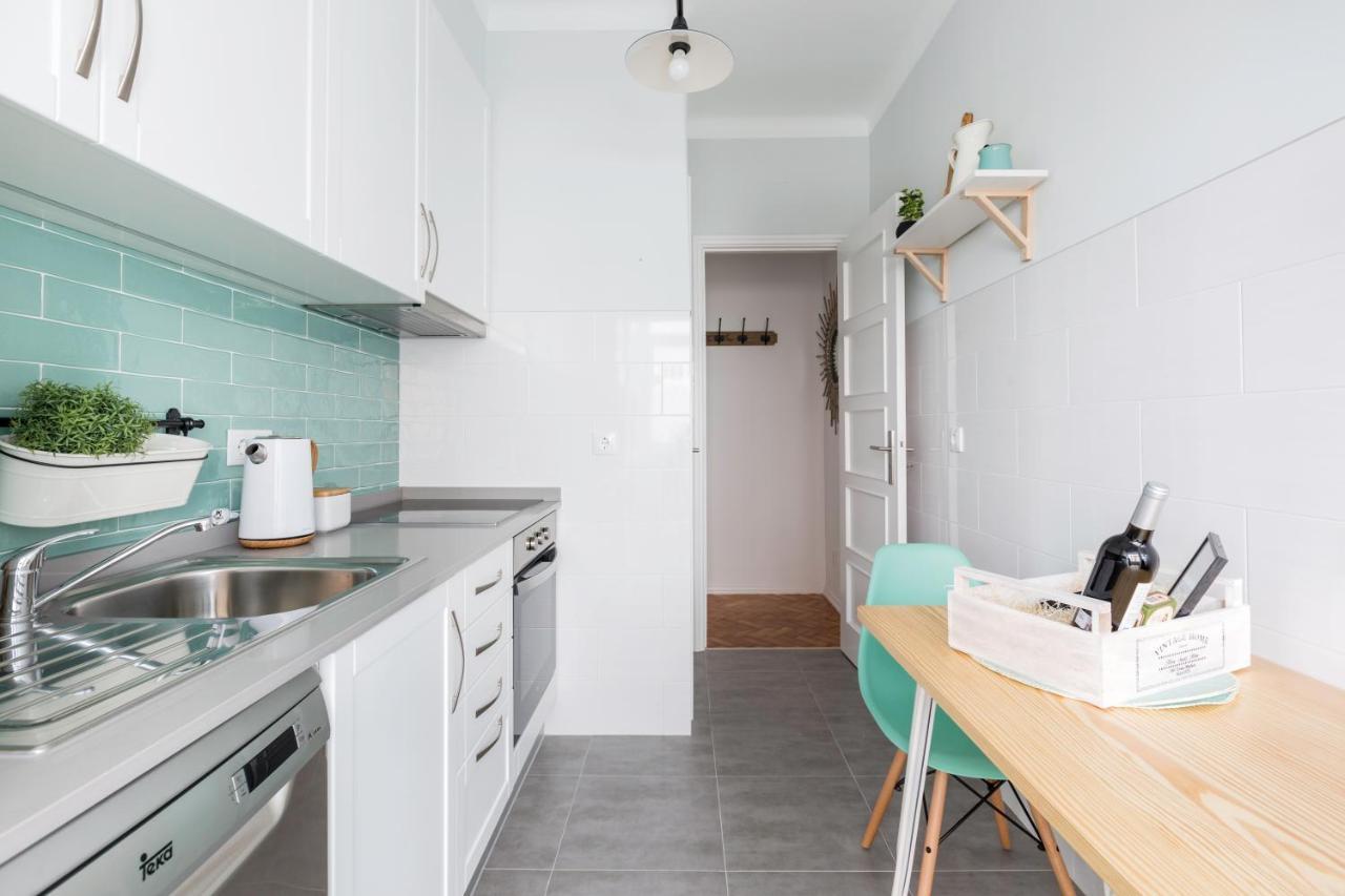 Stroll To Coffee Shops Near A Renovated Hillside Apartment In Graca Lissabon Exterior foto