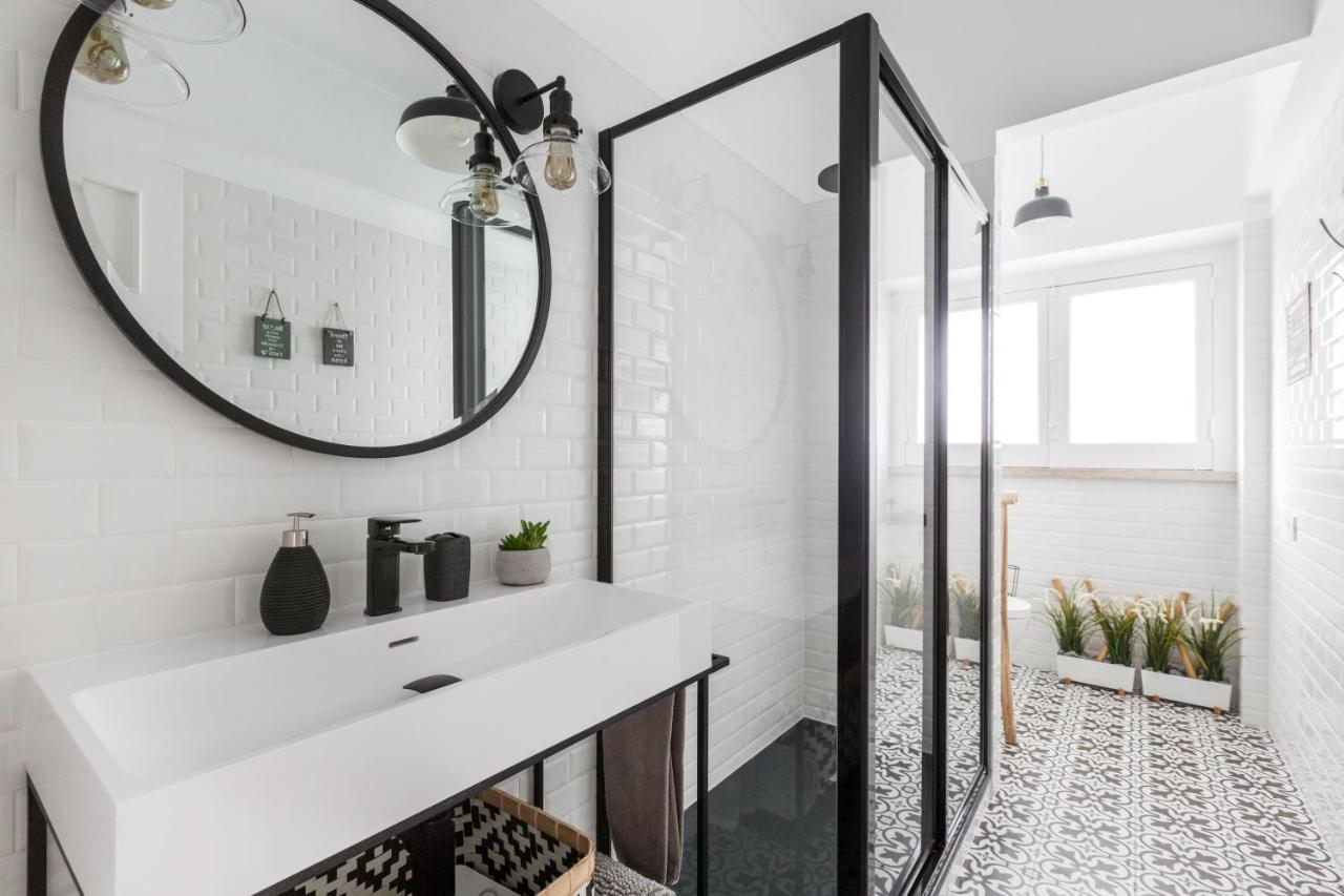 Stroll To Coffee Shops Near A Renovated Hillside Apartment In Graca Lissabon Exterior foto