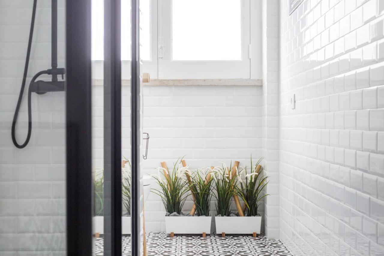 Stroll To Coffee Shops Near A Renovated Hillside Apartment In Graca Lissabon Exterior foto