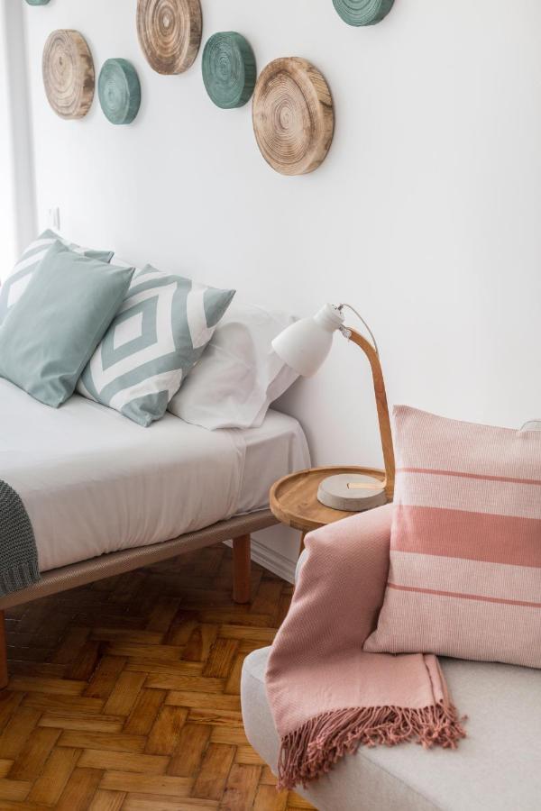 Stroll To Coffee Shops Near A Renovated Hillside Apartment In Graca Lissabon Exterior foto