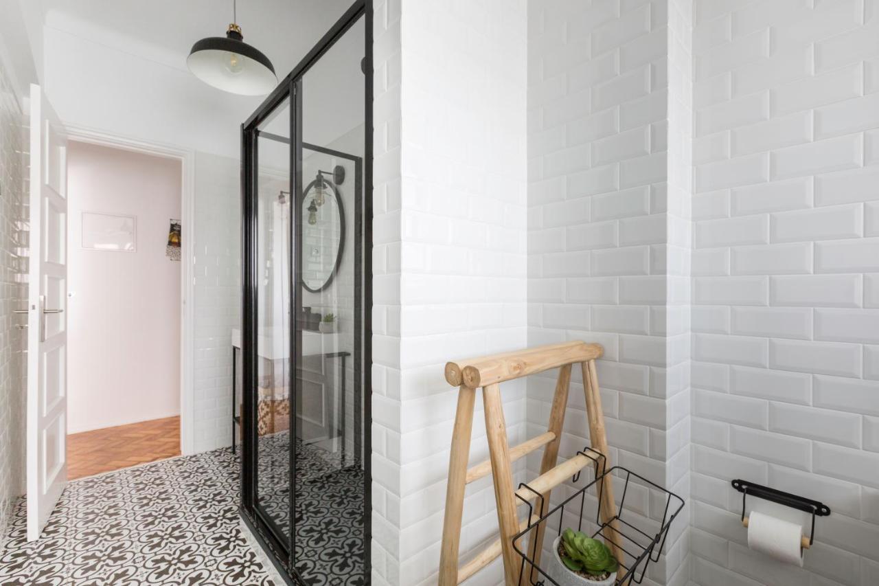 Stroll To Coffee Shops Near A Renovated Hillside Apartment In Graca Lissabon Exterior foto